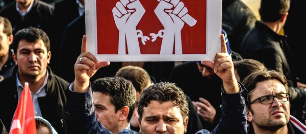 A man holds up a placard as people demonstrate in support of Turkish daily newspaper Zaman in front the headquarters in Istanbul on March 4, 2016. - Sputnik International