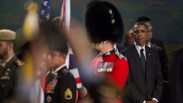 U.S. President Barack Obama watches as a British military flag bearer walks away (File) - Sputnik International