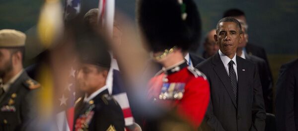 U.S. President Barack Obama watches as a British military flag bearer walks away (File) - Sputnik International