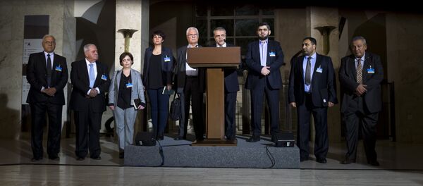 Delegation members of the main Syrian opposition body, the High Negotiations Committee (HCN), delegation head Asaad al-Zoabi (C), delegate George Sabra (5th L) and HNC chief negotiator and Army of Islam rebel group's leading member Mohammed Alloush (3rd R) attend a press conference following Syria peace talks at the United Nations Office on April 13, 2016 in Geneva - Sputnik International