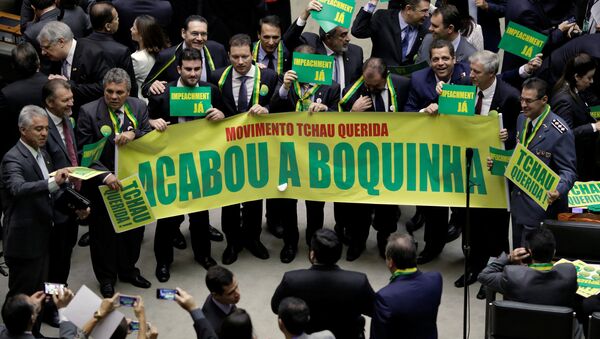 Lower house members who support the impeachment demonstrate during a session to review the request for Brazilian President Dilma Rousseff's impeachment, at the Chamber of Deputies in Brasilia, Brazil April 15, 2016 - Sputnik International