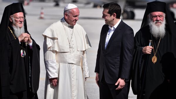 Pope Francis (2nd-L) speaks with Greek Prime Minister Alexis Tsipras (2nd-R) next to Archbishop of Constantinople and Ecumenical Patriarch Bartholomew I (L) and Archbishop of Athens and All Greece Ieronymos II (R) upon his arrival on the Greek island of Lesbos on April 16, 2016 - Sputnik International
