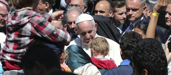Pope Francis meets migrants at the Moria refugee camp on the Greek island of Lesbos, Saturday April 16, 2016 - Sputnik International
