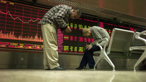 Investors watch stock prices on screens at a securities company in Beijing on March 22, 2016 - Sputnik International