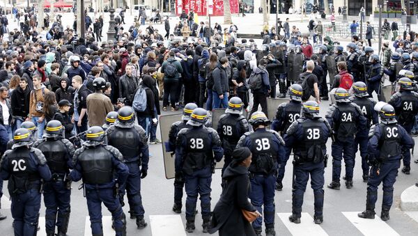 Riot policemen stand guard the Place de la Republique as protesters demonstrate against the labour reform laws in Paris on April 14, 2016 - Sputnik International