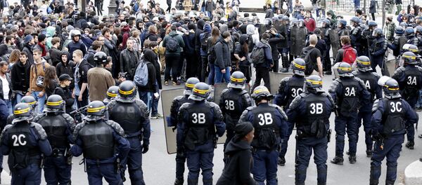 Riot policemen stand guard the Place de la Republique as protesters demonstrate against the labour reform laws in Paris on April 14, 2016 Riot policemen stand guard the Place de la Republique as protesters demonstrate against the labour reform laws in Paris on April 14, 2016 - Sputnik International