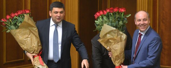 Newly appointed Prime Minister of Ukraine Volodymyr Groysman (L) and Andriy Parubiy, newly appointment chair of the Ukrainian Parliament, hold bouquets of red roses during a parliamentary session in Kiev on April 14, 2016 - Sputnik International