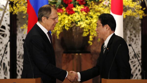 Russia's Foreign Minister Sergey Lavrov, left, shakes hands with his Japanese counterpart Fumio Kishida at the end of their joint news conference after their meeting at the foreign ministry's Iikura guest house in Tokyo, Japan, Friday, April 15, 2016 - Sputnik International