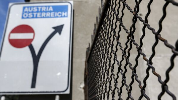 A sign reading Austria - Oesterreich is seen at Brenner on the Italian-Austrian border, Italy, April 12, 2016 - Sputnik International