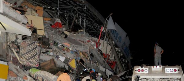 People stand next to the debris of a building after an earthquake struck off the Pacific coast, in Manta, Ecuador, April 16, 2016 People stand next to the debris of a building after an earthquake struck off the Pacific coast, in Manta, Ecuador, April 16, 2016 - Sputnik International