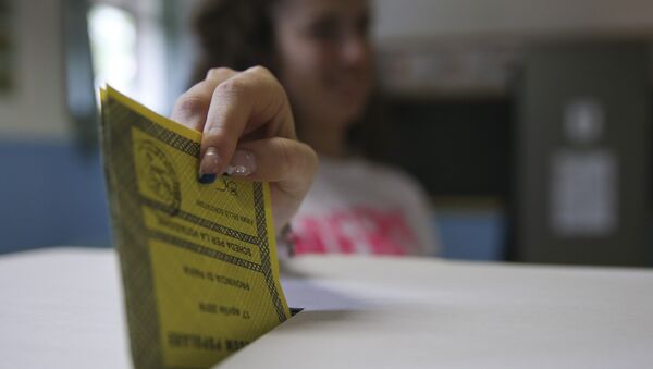 A woman casts her ballot for a referendum on the duration of offshore drilling concessions, in Pavia, Italy, Sunday, April 17, 2016 - Sputnik International