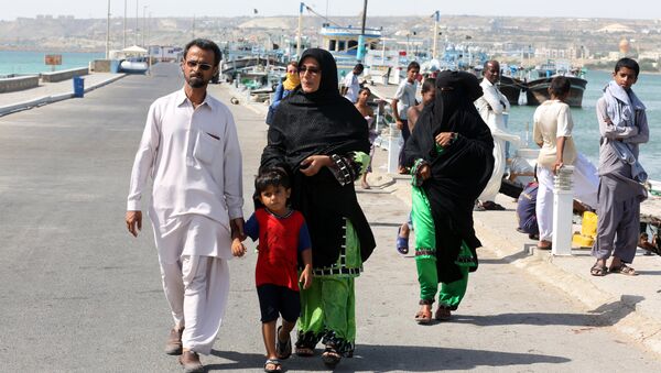 An Iranian family walks in southern port city of Chabahar (File) - Sputnik International