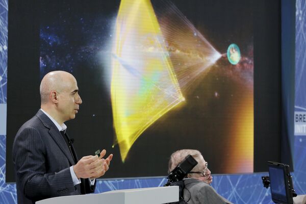 Investor Yuri Milner holds a small chip during an announcement of the Breakthrough Starshot initiative with physicist Stephen Hawking in New York April 12, 2016 - Sputnik International