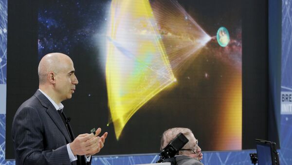 Investor Yuri Milner holds a small chip during an announcement of the Breakthrough Starshot initiative with physicist Stephen Hawking in New York April 12, 2016 - Sputnik International
