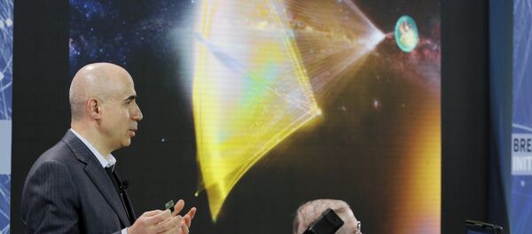 Investor Yuri Milner holds a small chip during an announcement of the Breakthrough Starshot initiative with physicist Stephen Hawking in New York April 12, 2016 - Sputnik International