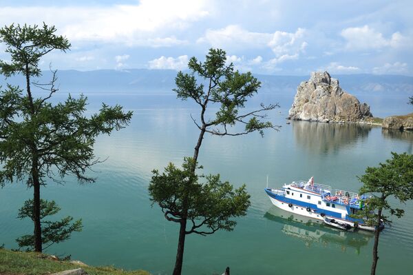 Ship sailing on Lake Baikal near Olkhon island. - Sputnik International