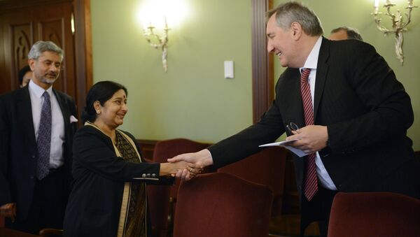 Russian Vice-Prime Minister Dmitry Rogozin meets with Indian Foreign Minister Sushma Swaraj - Sputnik International