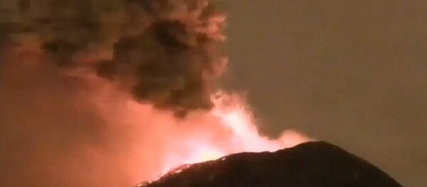 Mexico's Popocatépetl Volcano Shoots Glowing Rock a Mile Into the Air Mexico's Popocatépetl Volcano Shoots Glowing Rock a Mile Into the Air - Sputnik International