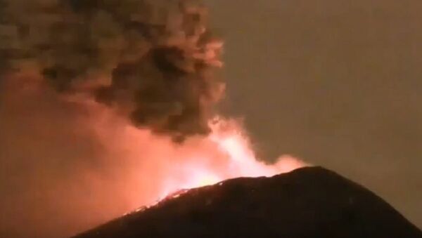 Mexico's Popocatépetl Volcano Shoots Glowing Rock a Mile Into the Air - Sputnik International
