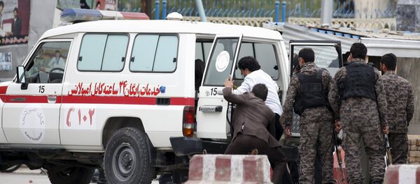 Afghan security forces transfer injured security personnel into an ambulance after a suicide car bomb attack in Kabul, Afghanistan April 19, 2016. - Sputnik International