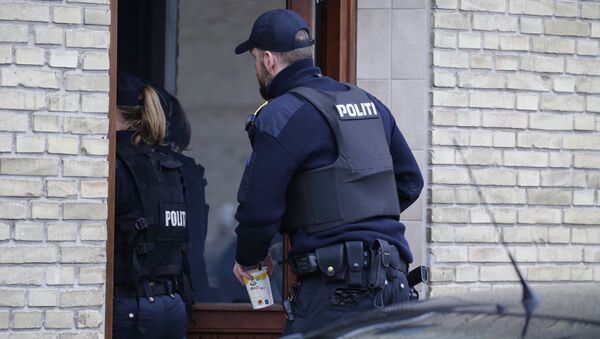 Danish Police search an apartment in Tingbjerg, Copenhagen, Denmark, Thursday, April 7, 2016. - Sputnik International