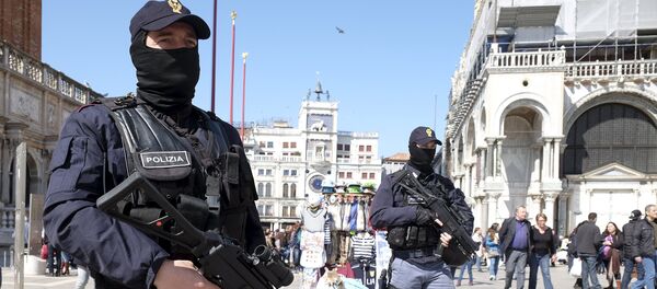 Italian masked police officers patrol in St. Mark's square in the Venice lagoon, Italy, March 24, 2016. Italian masked police officers patrol in St. Mark's square in the Venice lagoon, Italy, March 24, 2016. - Sputnik International
