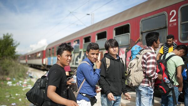 Teen migrants and refugees board a train - Sputnik International