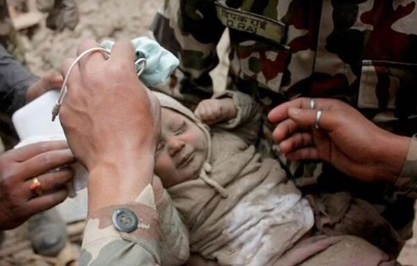 Baby Pulled From Nepal Earthquake Rubble After 22 hours Baby Pulled From Nepal Earthquake Rubble After 22 hours - Sputnik International