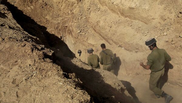 Israeli soldiers enter a tunnel discovered near the Israel Gaza border (File) - Sputnik International