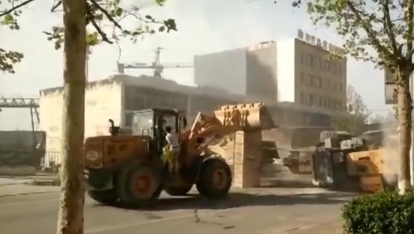 Bulldozer Battle on the Streets of China | This is China - Sputnik International
