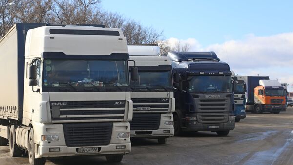 Trucks in line to cross the Russian-Ukrainian border at the Nekhoteyevka checkpoint, Belgorod Region. - Sputnik International