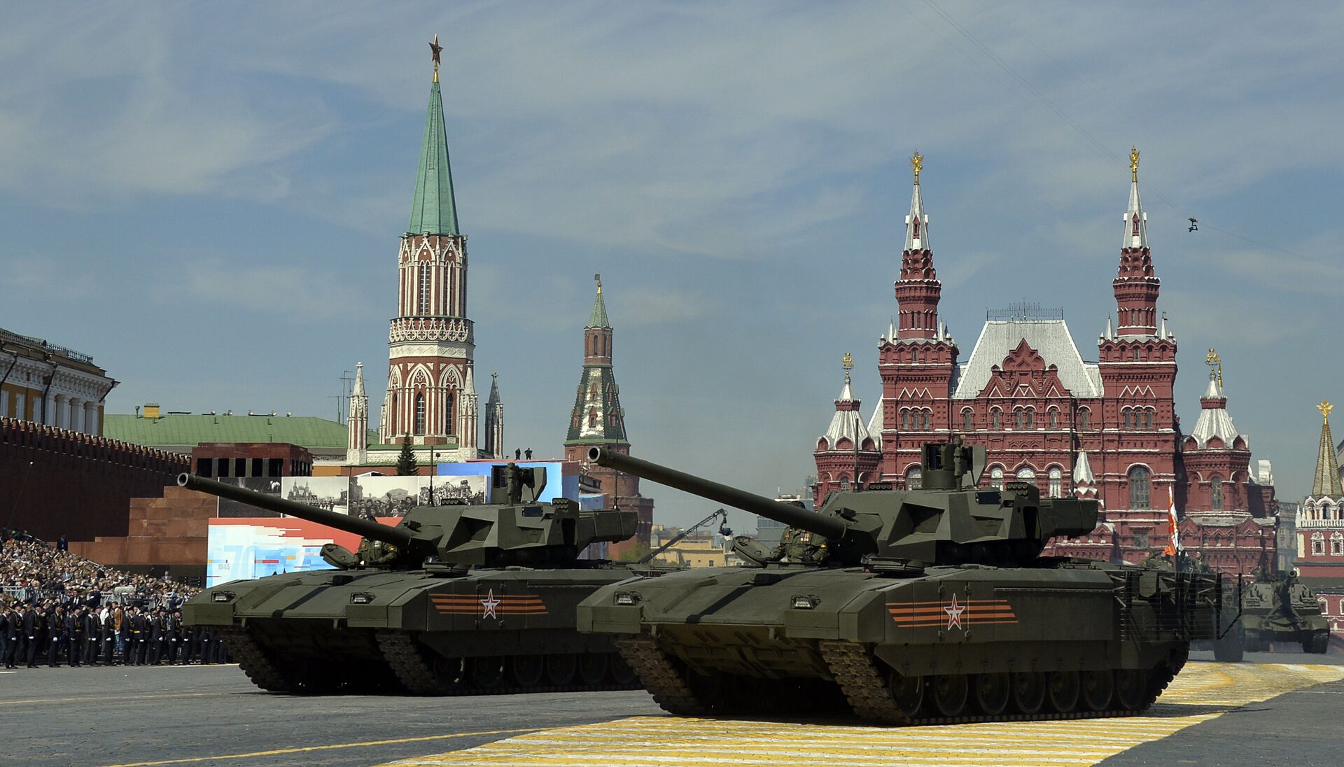 Russian T-14 Armata tanks drive during the Victory Day military parade on Red Square in Moscow on May 9, 2015. - Sputnik International, 1920, 21.12.2021