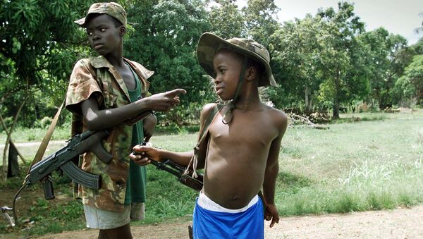 Two children enrolled with Sierra Leonean troops fighting rebels of the Revolutionary United Front (RUF). - Sputnik International