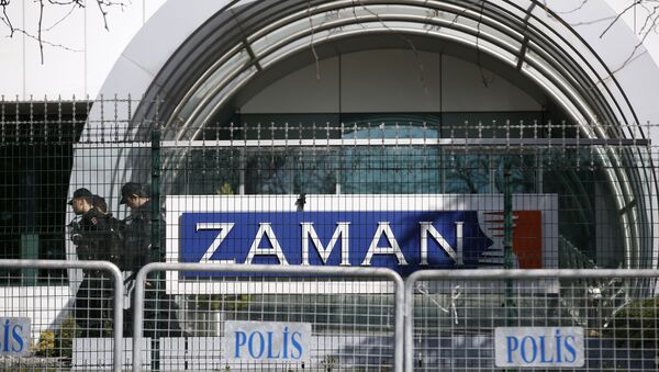 Riot police officers walk by the headquarters of Zaman newspaper in Istanbul - Sputnik International