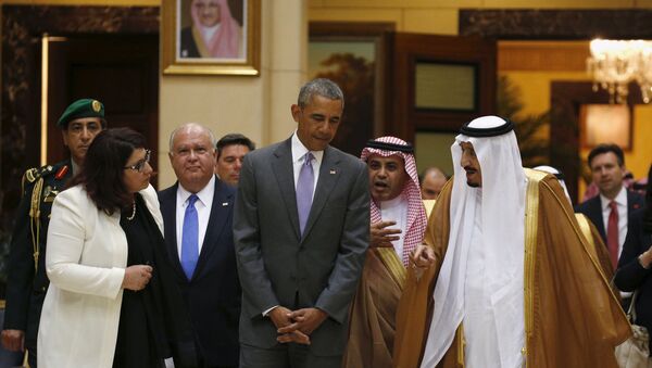 U.S. President Barack Obama and Saudi King Salman (R) walk together following their meeting at Erga Palace in Riyadh, Saudi Arabia - Sputnik International