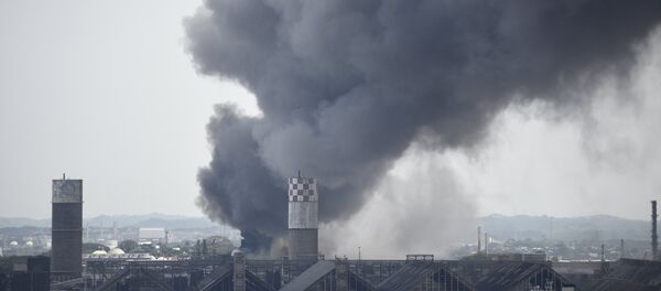 Smoke rises from the explosion site at Mexican national oil company Pemex's Pajaritos petrochemical complex in Coatzacoalcos. - Sputnik International