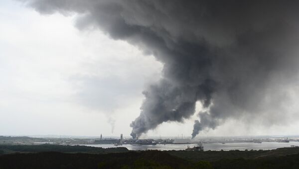 Smoke rises from the explosion site at Mexican national oil company Pemex's Pajaritos petrochemical complex in Coatzacoalcos, Veracruz state, Mexico, April 20, 2016. - Sputnik International