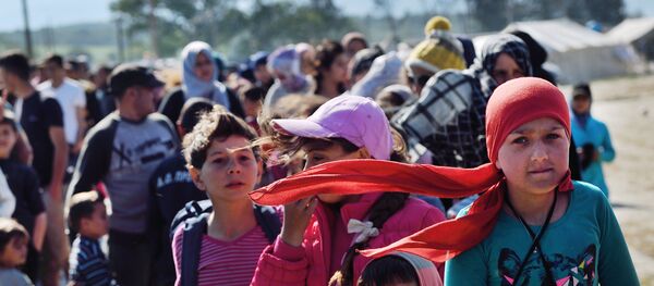 Refugees and migrants queue for food at the makeshift camp along the Greek-Macedonian border near the village of Idomeni on April 20, 2016. Refugees and migrants queue for food at the makeshift camp along the Greek-Macedonian border near the village of Idomeni on April 20, 2016. - Sputnik International