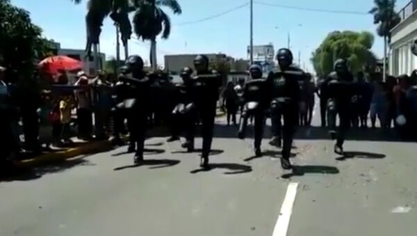 Impressive moment riot police break into DANCE in the street - Sputnik International