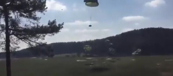 Watch These Army Humvees Violently Crash Into The Ground After A Failed Airdrop Watch These Army Humvees Violently Crash Into The Ground After A Failed Airdrop - Sputnik International