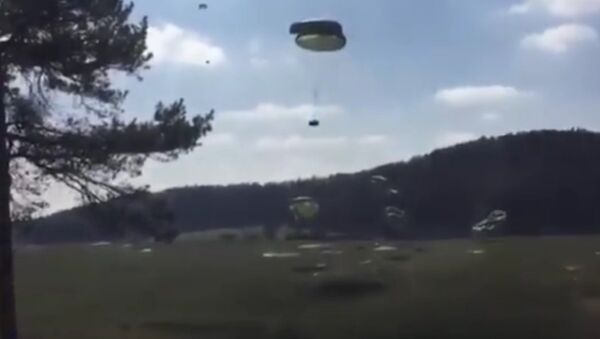 Watch These Army Humvees Violently Crash Into The Ground After A Failed Airdrop - Sputnik International