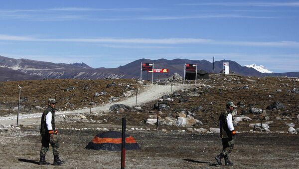 Indian army soldiers walk along the line of control at the Indo China border in Bumla at an altitude of 15,700 feet (4,700 meters) above sea level in Arunachal Pradesh, India. (File) - Sputnik International