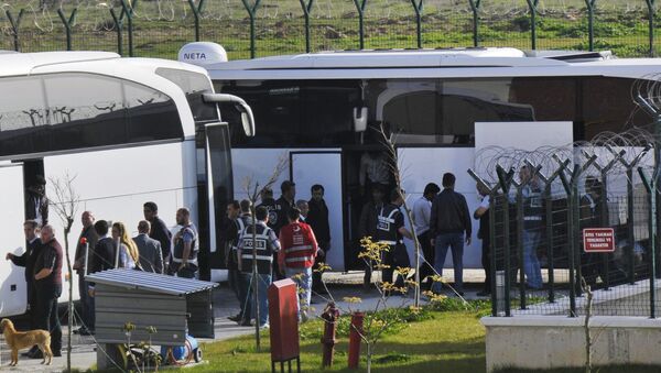 Turkish security members surround migrants after their arrival in Pehlivankoy, Kirklareli, Turkey (File) - Sputnik International
