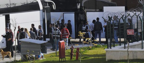 Turkish security members surround migrants after their arrival in Pehlivankoy, Kirklareli, Turkey (File) - Sputnik International