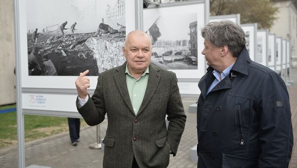 Dmitry Kiselev, Director General of the Rossiya Segodnya International Information Agency, (left) and Alexander Shtol, head of the Integrated Photography Directorate, at the opening of photo display dedicated to the 75th anniversary of Sovinformburo (Soviet Information Bureau) in Zubovsky Boulevard in Moscow - Sputnik International