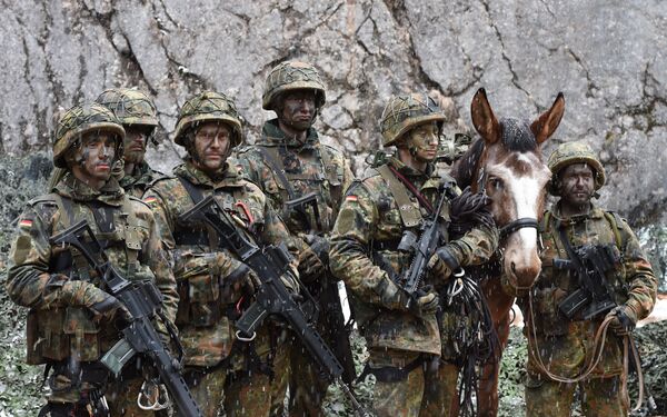 Mountain infantry soldiers, pictured after an exercise of the mountain infantry brigade 23 of the German Bundeswehr at an exercise area near the Bavarian village Bad Reichenhall, southern Germany, on March 23, 2016 - Sputnik International