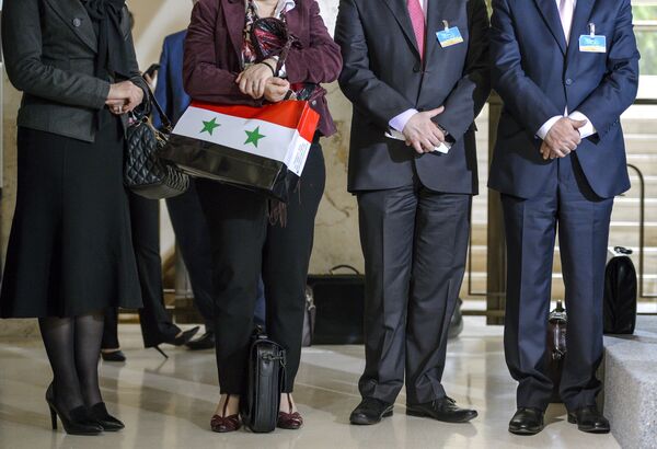 A member of the Syrian government delegation holds a bag picturing the Syrian national flag after a meeting with United Nations Syria envoy on Syrian Peace Talks on April 18, 2016 in Geneva A member of the Syrian government delegation holds a bag picturing the Syrian national flag after a meeting with United Nations Syria envoy on Syrian Peace Talks on April 18, 2016 in Geneva - Sputnik International