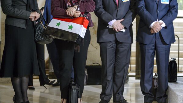 A member of the Syrian government delegation holds a bag picturing the Syrian national flag after a meeting with United Nations Syria envoy on Syrian Peace Talks on April 18, 2016 in Geneva - Sputnik International