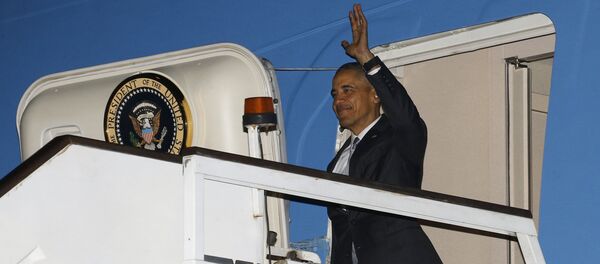 U.S. President Barack Obama walks down the steps of Air Force One as he arrives at Stansted Airport near London, Britain April 21, 2016 - Sputnik International