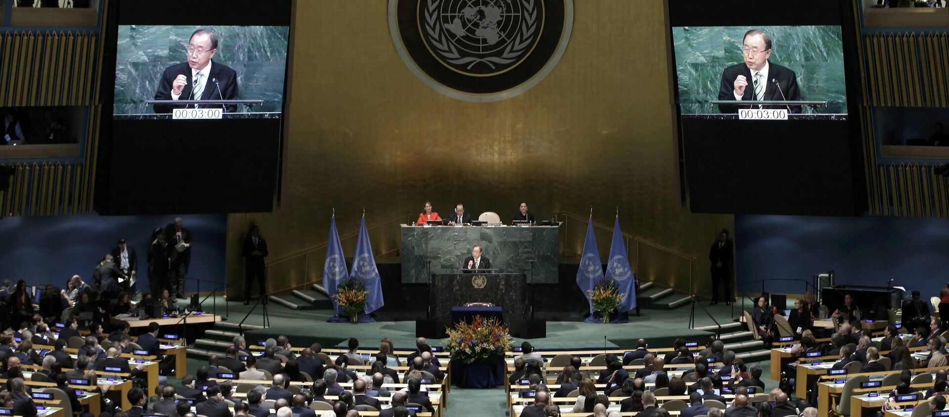 Ban Ki-moon, Secretary-General of the United Nations, delivers his opening remarks at the Paris Agreement signing ceremony on climate change at the United Nations Headquarters in Manhattan, New York, U.S., April 22, 2016 - Sputnik International, 1920, 11.11.2020